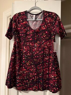 LuLaRoe Black and Red Patterned Short Sleeve Perfect Tee